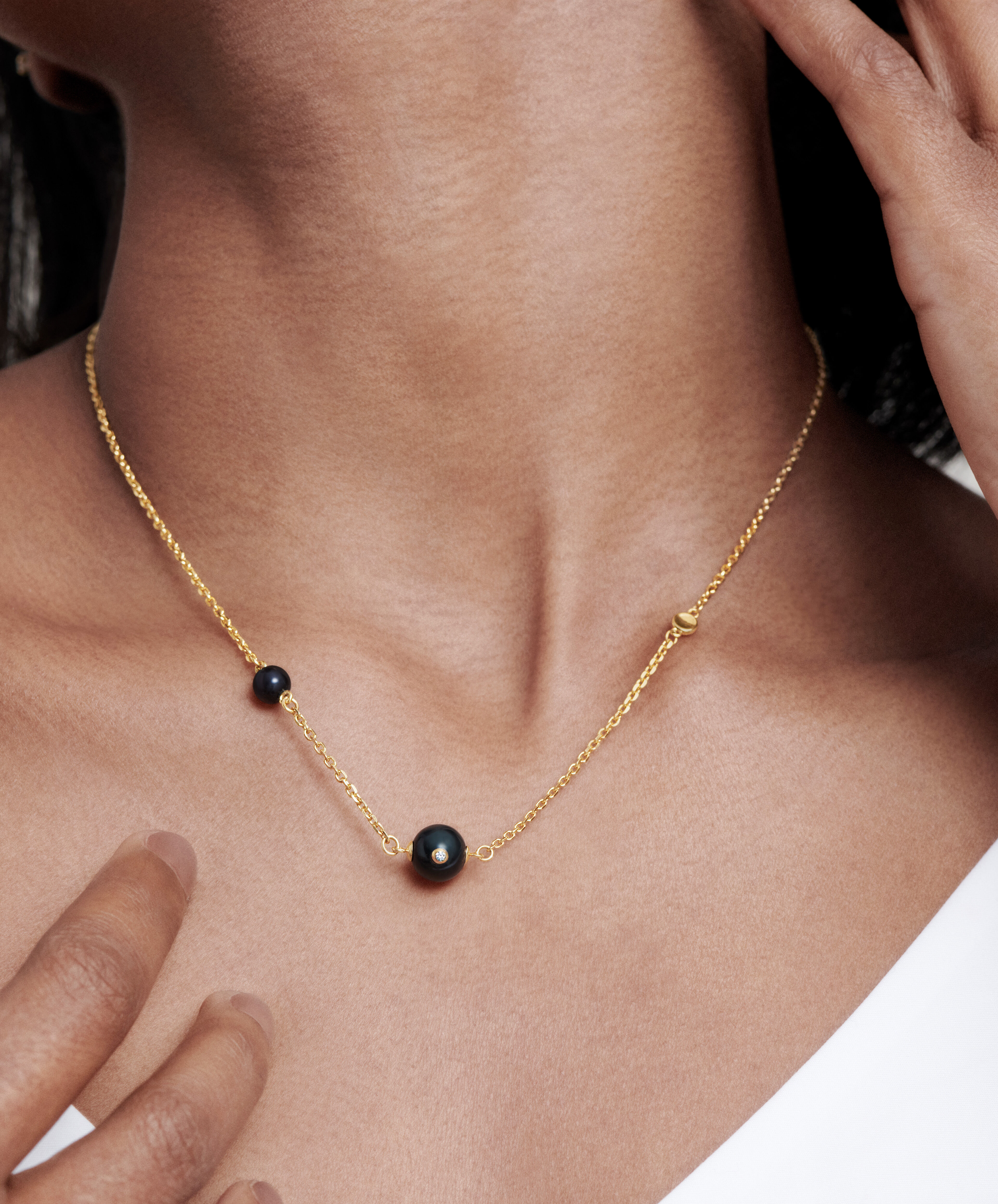 Short black necklace online