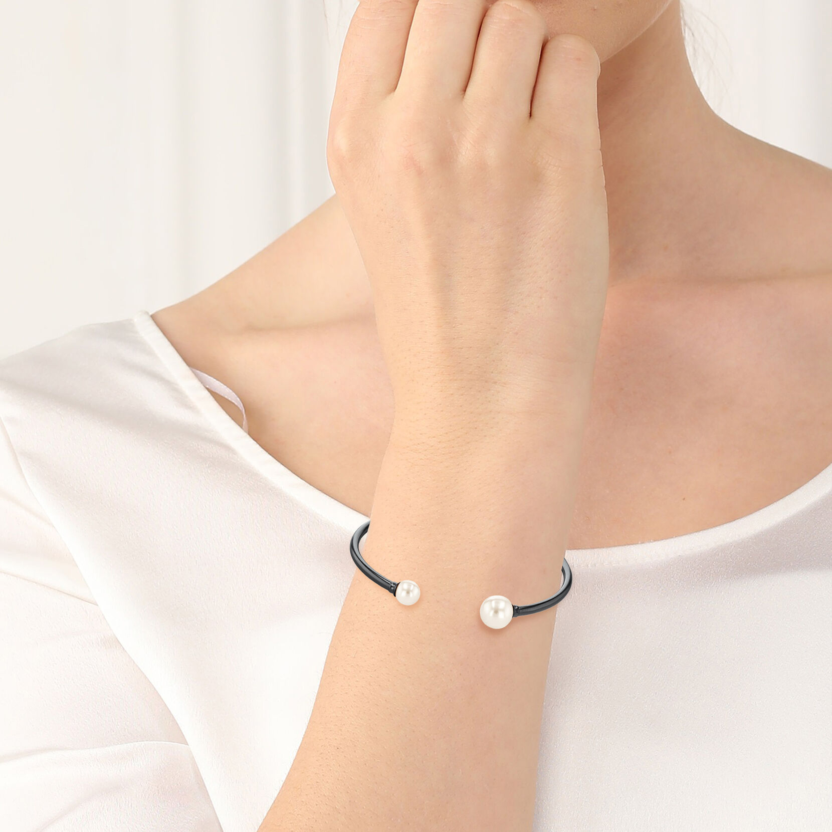 Pearl Motif Women's Bangle